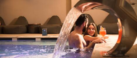 Alberca techada, alberca al aire libre y camastros