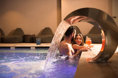 Piscina interna, piscina externa, espreguiçadeiras. Hotel Francesin