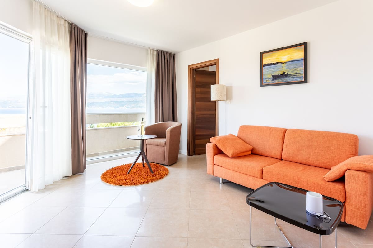 1 bedroom, premium bedding, in-room safe, desk