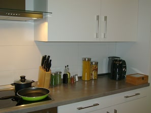 Stort kylskåp, mikrovågsugn, ugn och spishäll