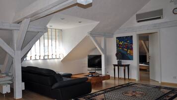 Standard Apartment, 2 Bedrooms (Du Russel Suite B) | Living room | Flat-screen TV