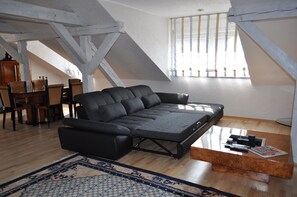 Standard Apartment, 2 Bedrooms (Du Russel Suite B) | Living room