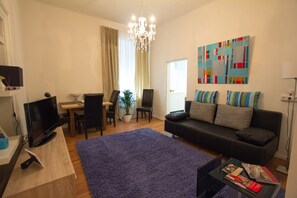 Departamento estándar, 1 habitación (Du Russel Suite C) | Sala de estar | Televisión de pantalla plana 