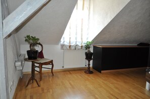 Standard Apartment, 2 Bedrooms (Du Russel Suite B) | Living area