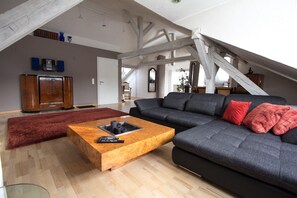 Standard Apartment, 2 Bedrooms (Du Russel Suite B) | Living room | Flat-screen TV - Baden-Baden Du Russel Suites (Baden-Baden)