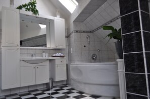 Standard Apartment, 2 Bedrooms (Du Russel Suite B) | Bathroom