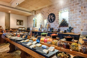 Tägliches Frühstücksbuffet (55 ILS pro Person)