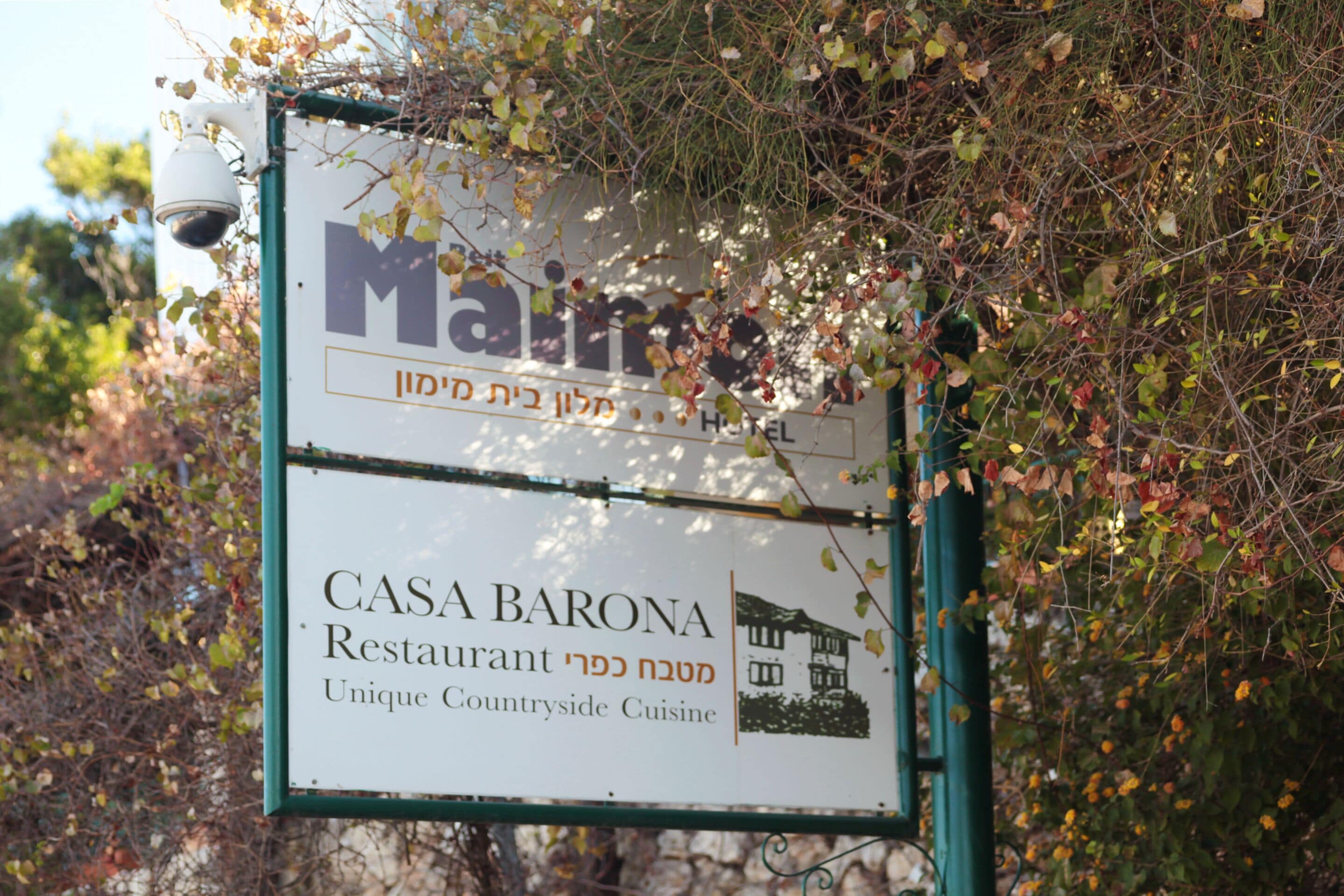 Letrero del Restaurante CASA BARONA con una ilustración de una casa y texto que describe su cocina campestre única.
