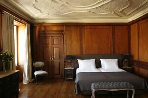 Ropa de cama de alta calidad y minibar 