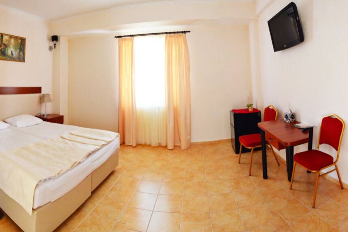 Standaard kamer, 1 twee- of 2 eenpersoonsbedden | Een minibar, een bureau, extra bedden, gratis kabelinternet