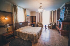 Minibar, desk, rollaway beds, free wired internet - Vyshegrad Castle Hotel (Vyshhorod)