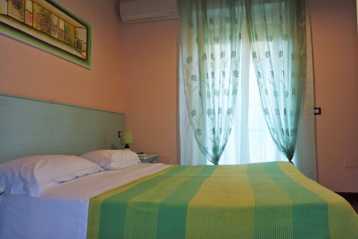 Junior-Suite, Whirlpool | Hochwertige Bettwaren, Daunenbettdecken, Schreibtisch, Babybetten