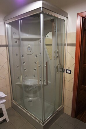 Family Quadruple Room | Jetted bathtub