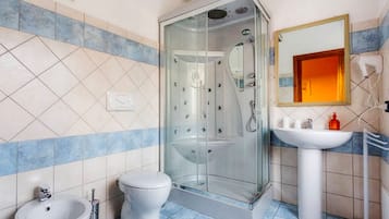 Standaard tweepersoonskamer | Badkamer | Een bubbelbad, een regendouche, een haardroger, een bidet