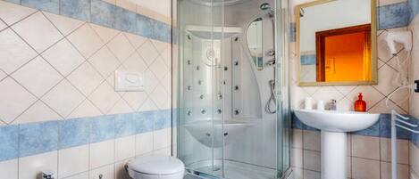 Chambre Standard double | Salle de bain | Baignoire à remous, douche cascade, séchoir à cheveux, bidet