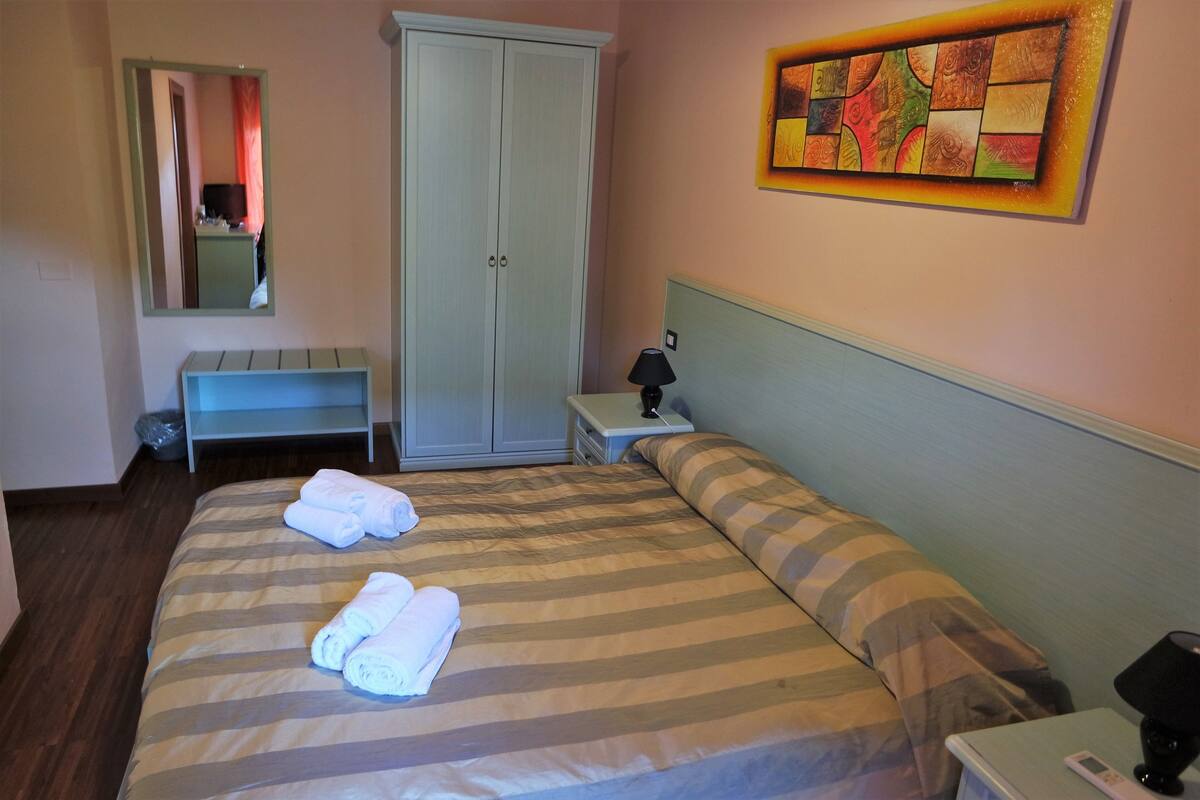 Habitación doble estándar | Ropa de cama de alta calidad, edredón, escritorio y cunas