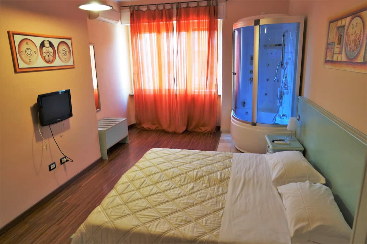 Suite Deluxe, hidromasaje | Ropa de cama de alta calidad, edredón, escritorio y cunas