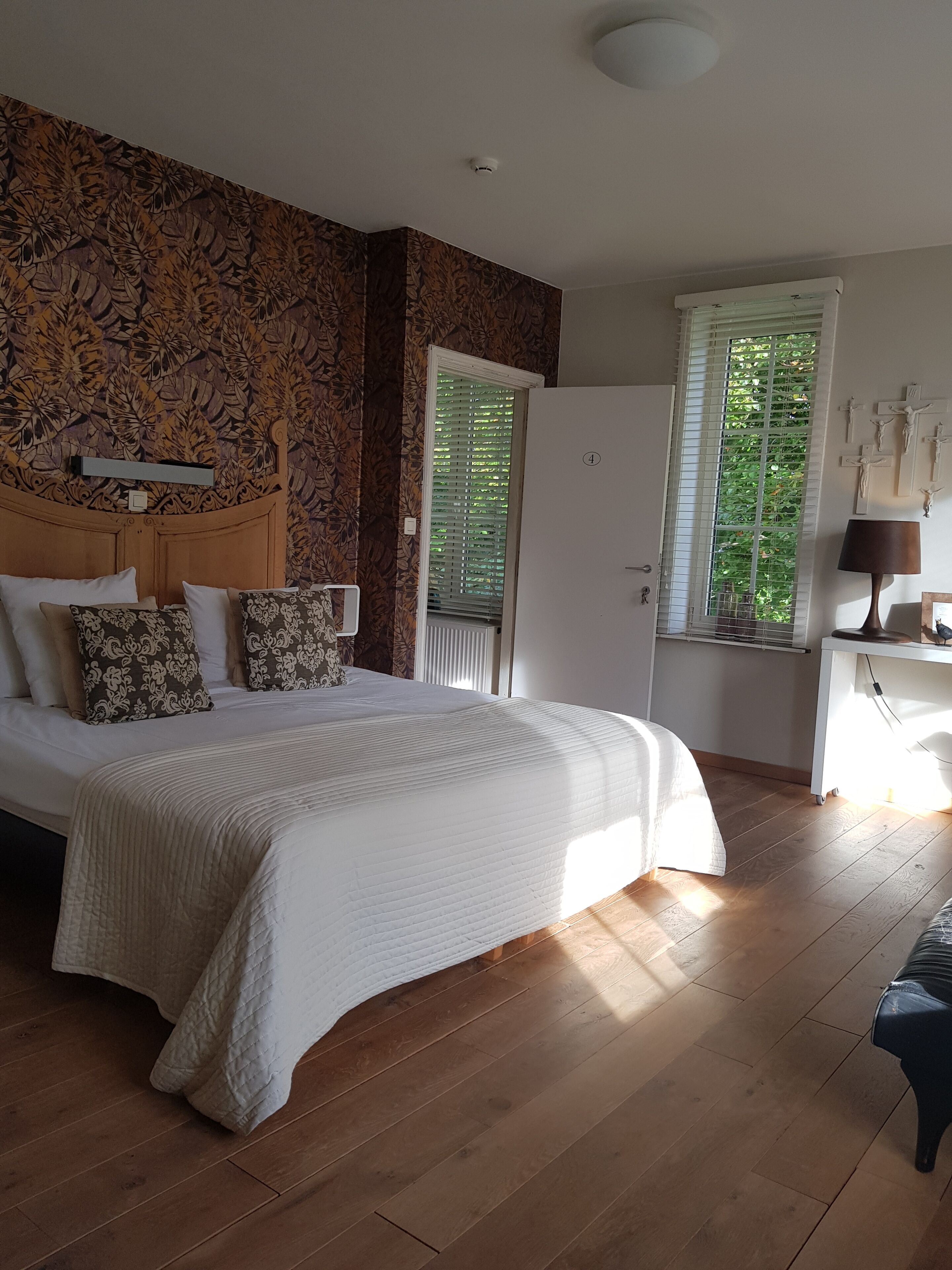 double room | 1 bedroom, individually decorated, individually furnished, desk