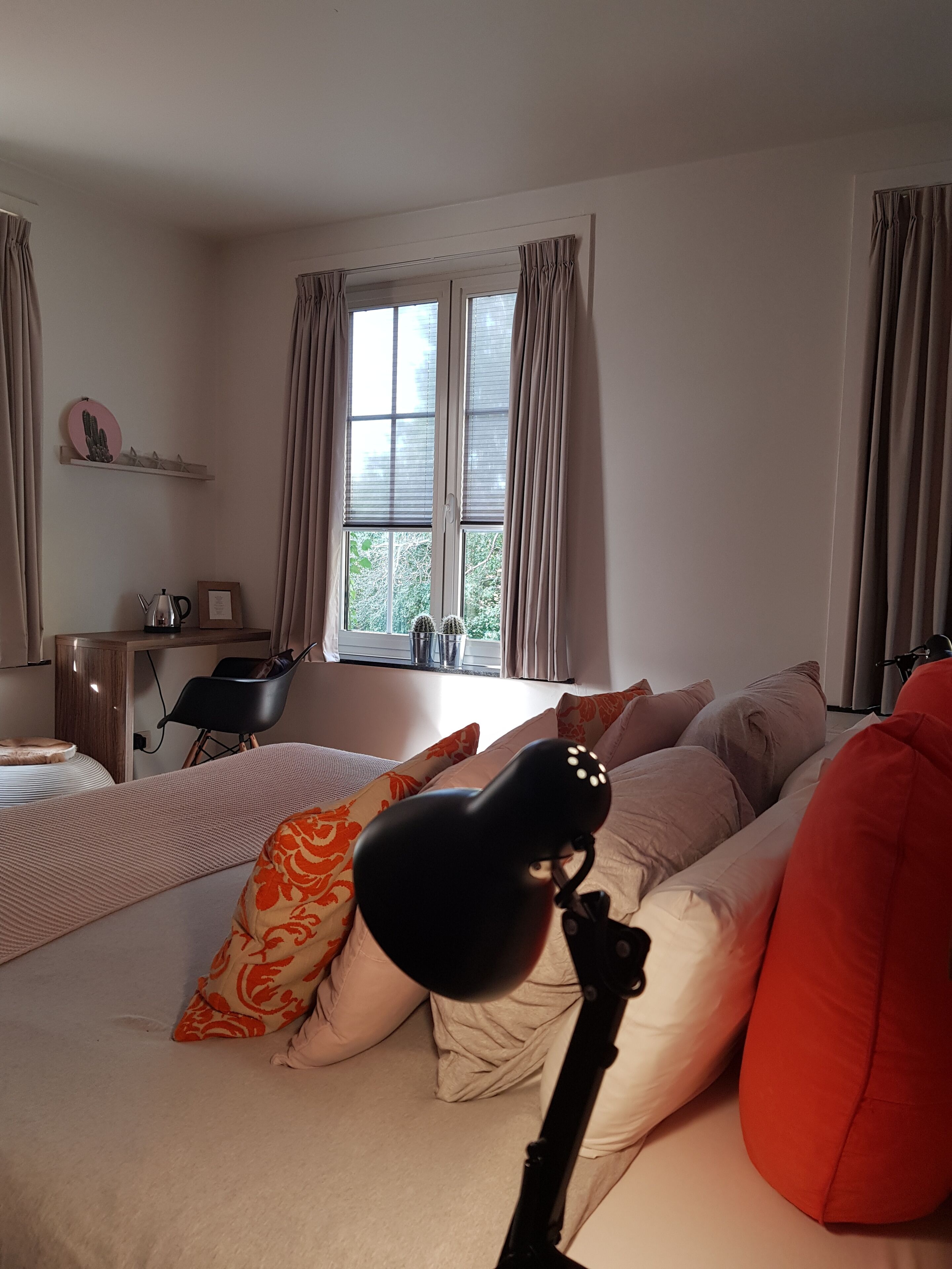 double room | 1 bedroom, individually decorated, individually furnished, desk