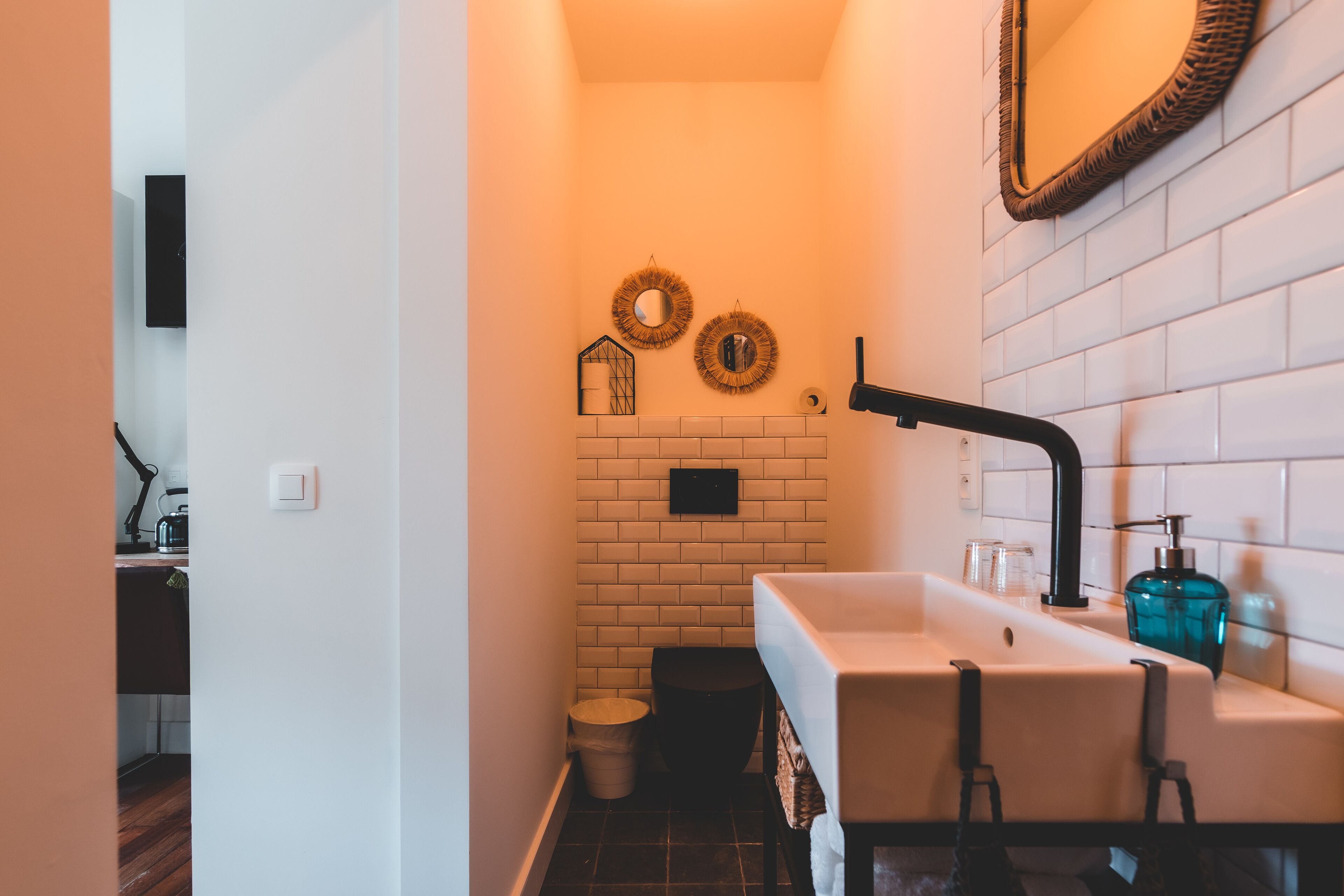 double room | 1 bedroom, individually decorated, individually furnished, desk