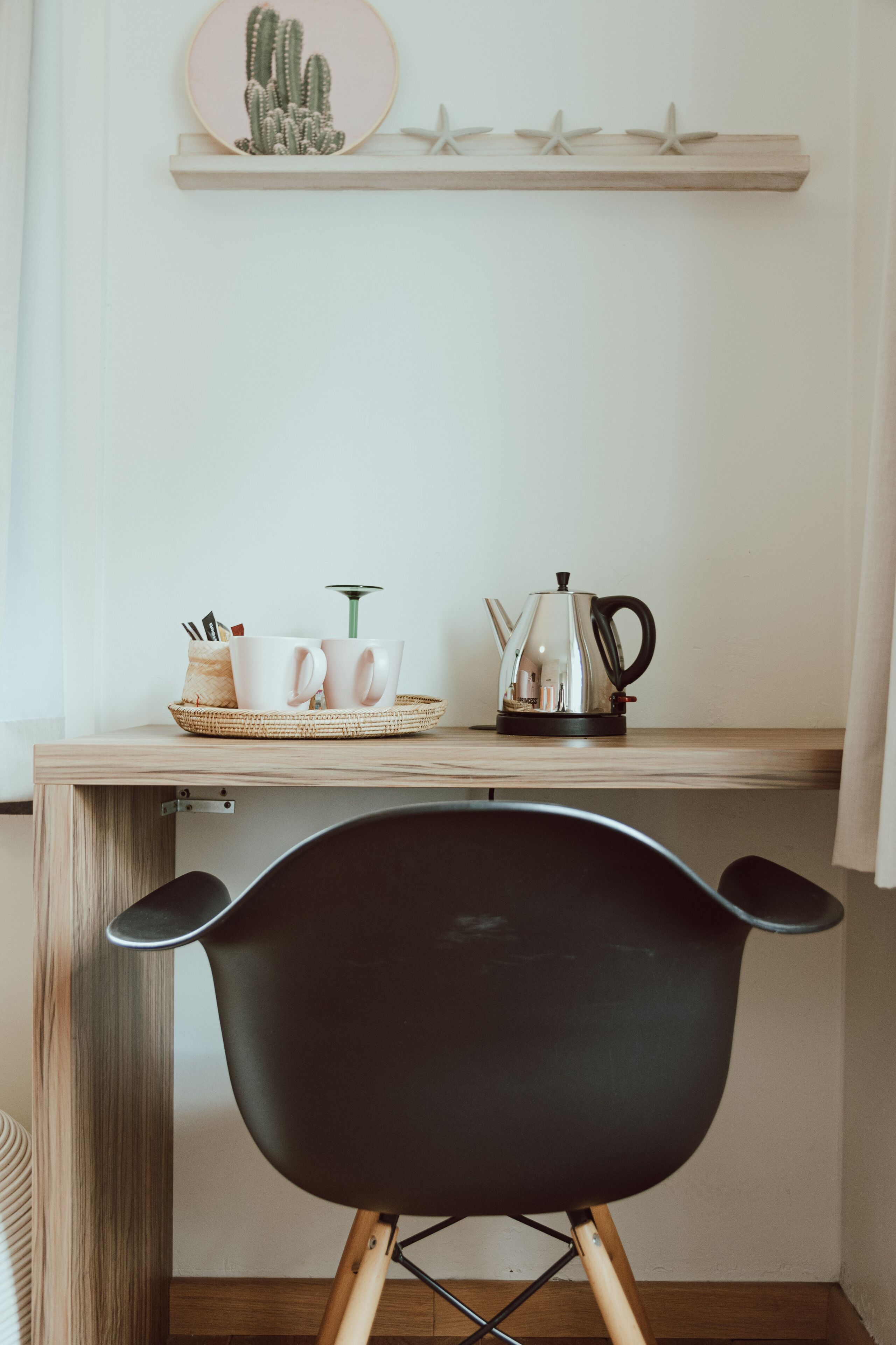 double room | 1 bedroom, individually decorated, individually furnished, desk