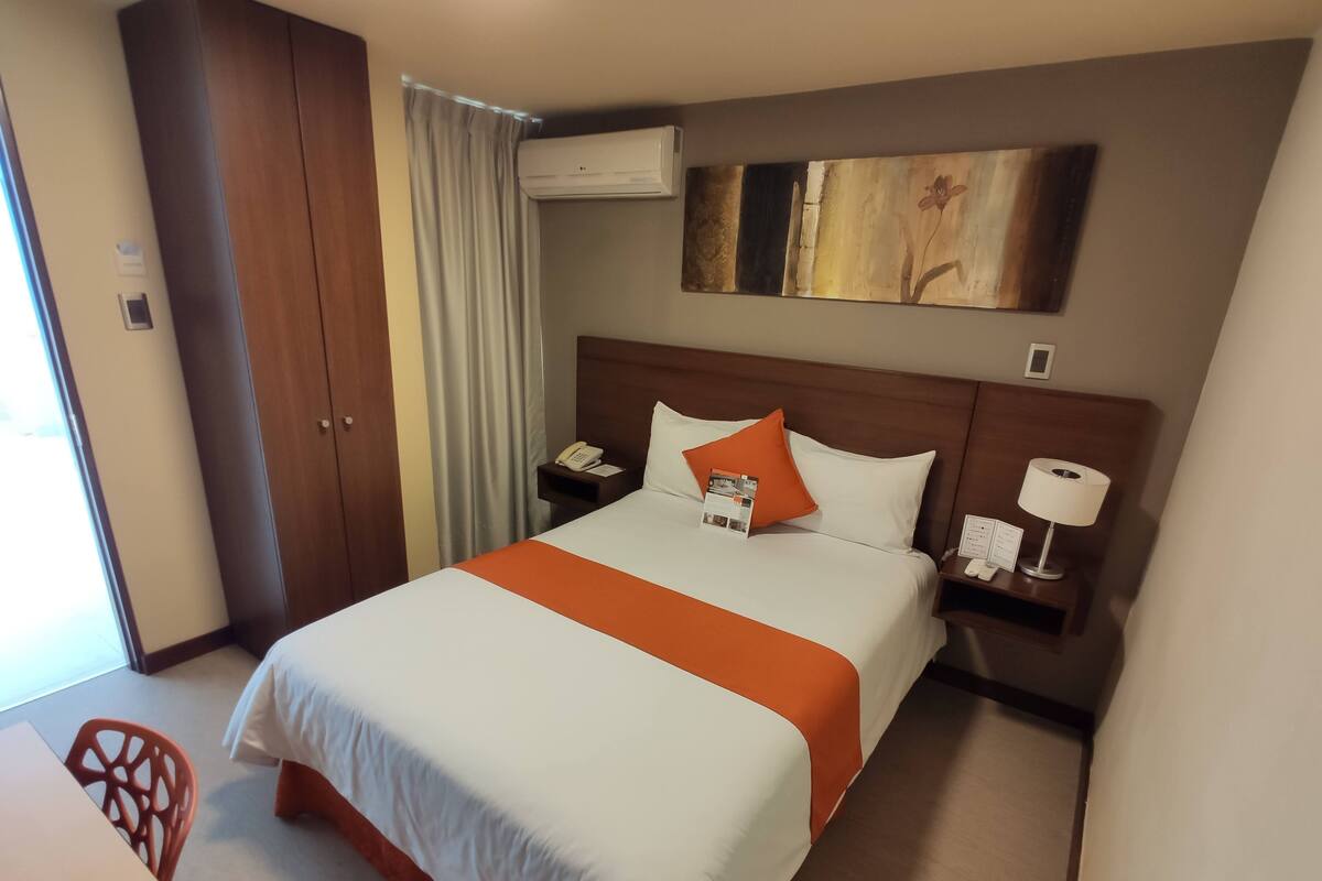 Single Room | Down comforters, in-room safe, desk, blackout drapes