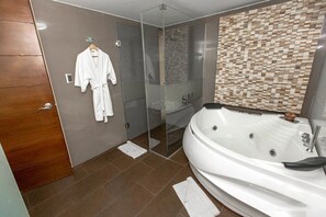Senior suite, 1 kingsize bed, uitzicht op de stad | Badkamer | Een douche, gratis toiletartikelen, een haardroger, handdoeken
