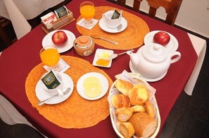 Free daily buffet breakfast - Posada del Angel (Salta)