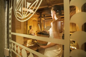 Sauna, boblebad, dampbad, kropsbehandlinger, hot stone-massage