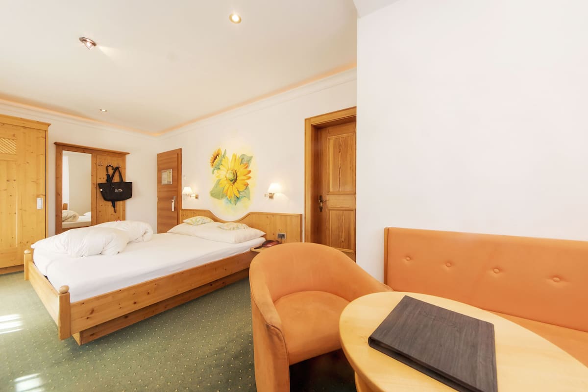 1 bedroom, hypo-allergenic bedding, minibar, in-room safe