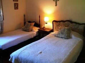 Kolmen hengen standard-huone, 3 yhden hengen sänkyä | Untuvapeitot, yksilöllisesti sisustettu, pimennysverhot