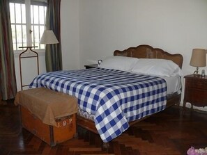 Habitación doble | Edredón, decoración personalizada, cortinas blackout y cunas gratuitas 