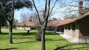 Un edificio con fachada de ladrillo y un césped.