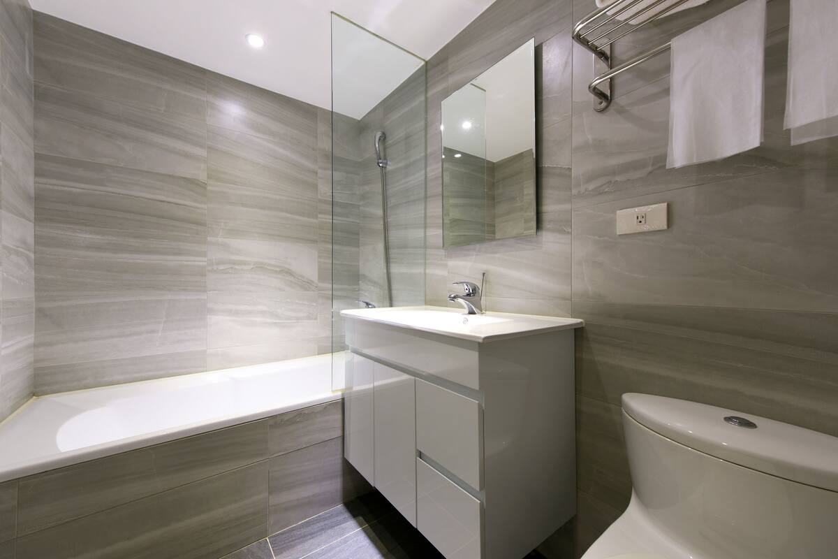 superior double room | bathroom | free toiletries, hair dryer, slippers, towels