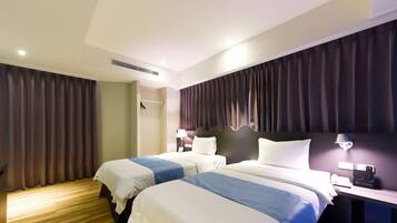 Escritorio, cortinas blackout y camas plegables/adicionales