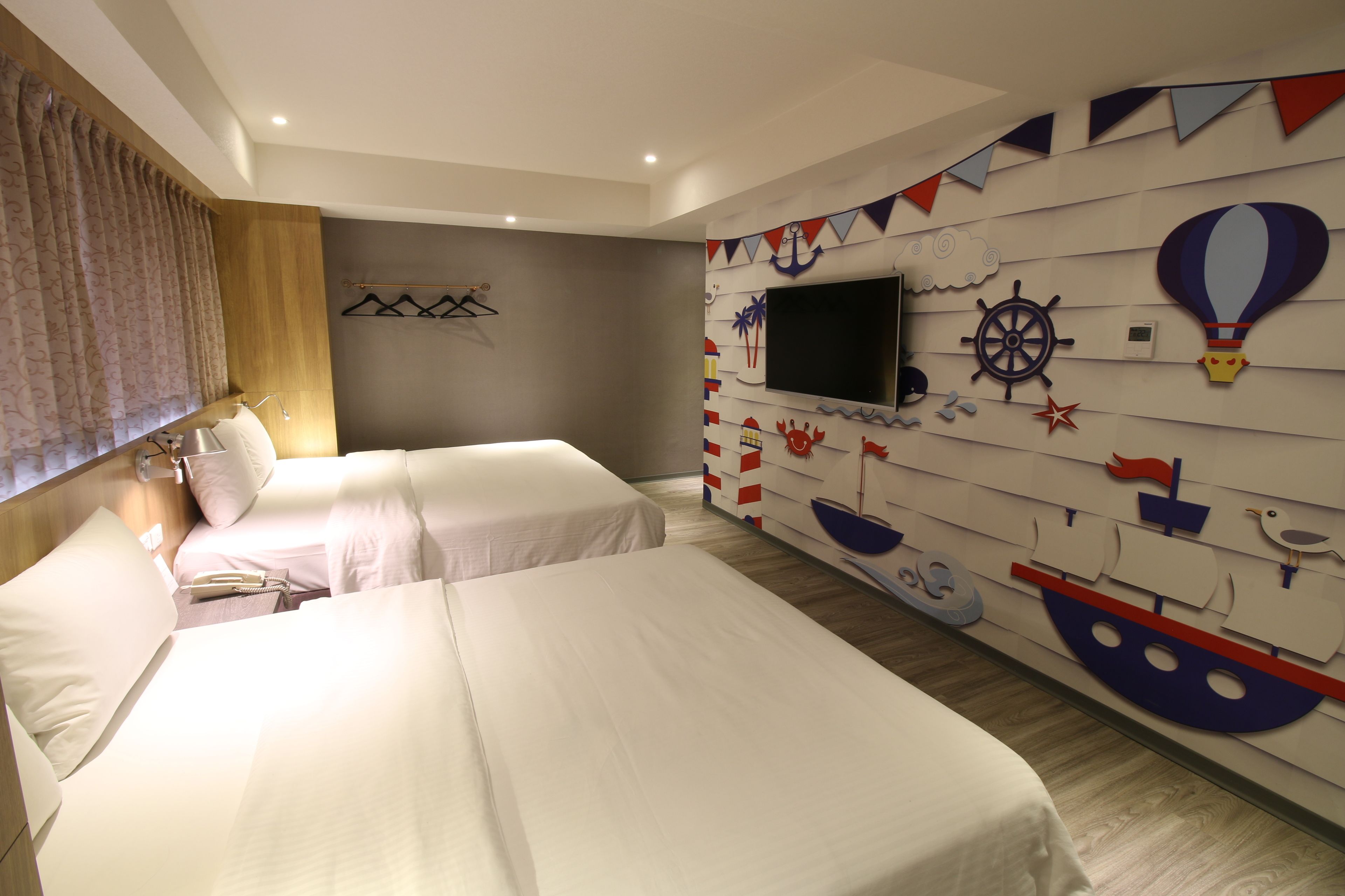 quadruple room | desk, blackout curtains, rollaway beds, free wifi