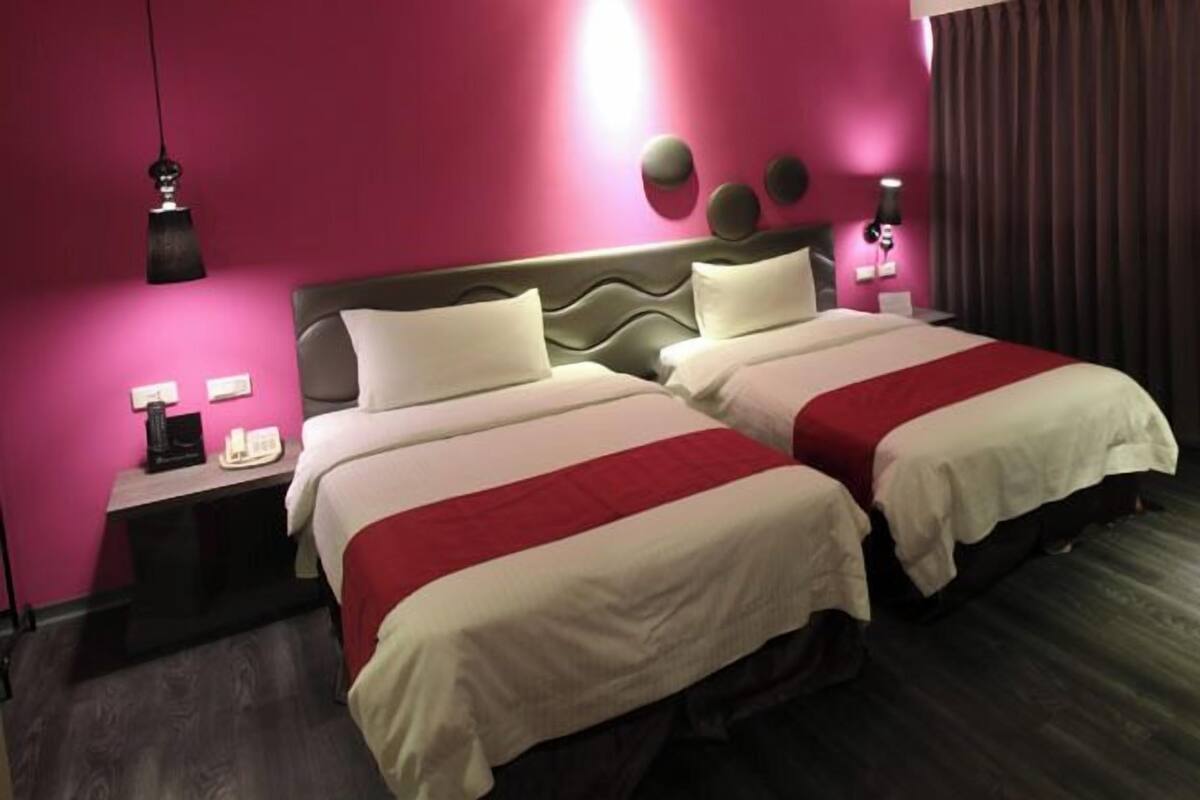 Escritorio, cortinas opacas, camas supletorias y wifi gratis