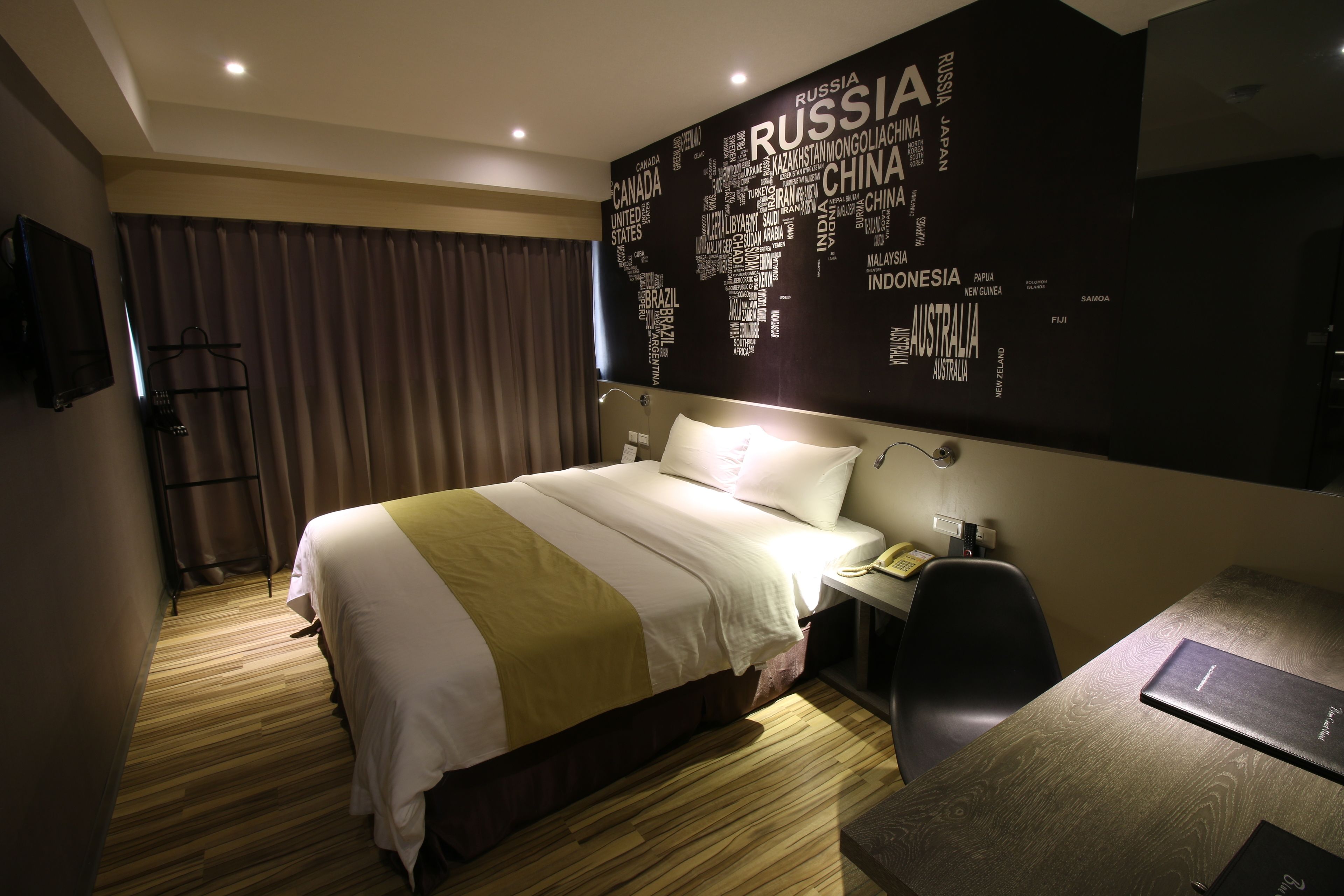 Escritorio, cortinas blackout y camas plegables/adicionales 