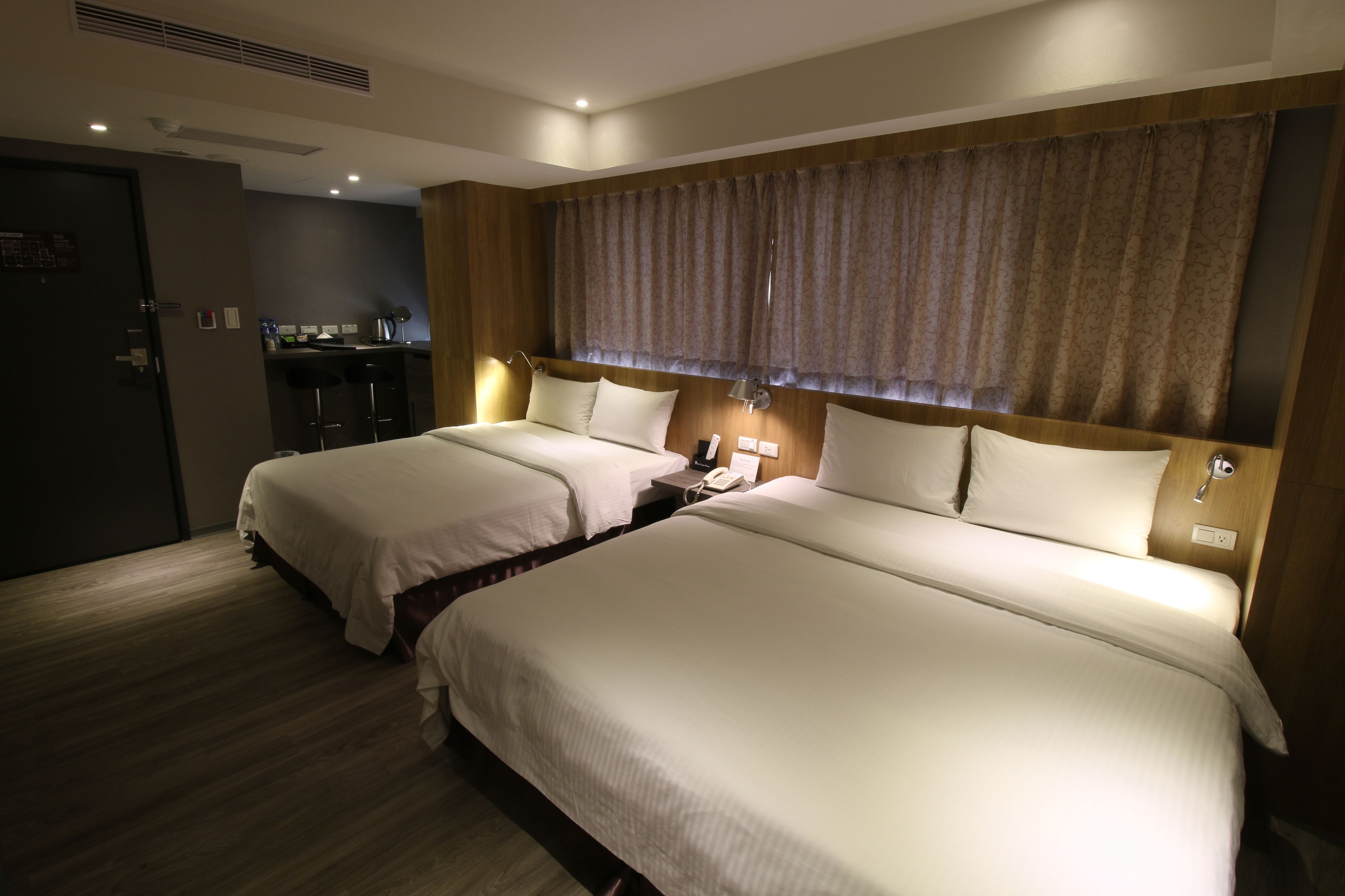 quadruple room | desk, blackout curtains, rollaway beds, free wifi