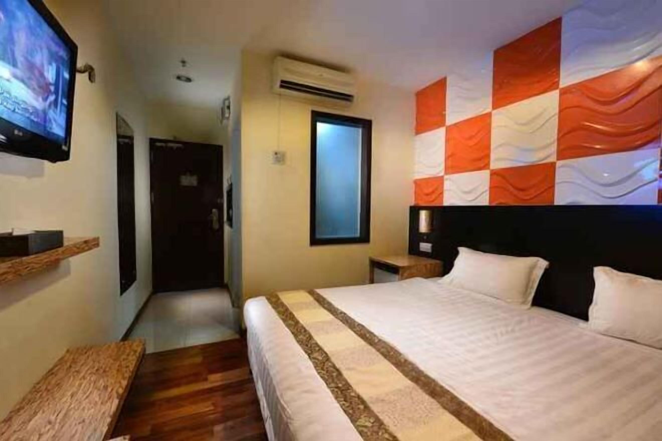 Brankas, meja kerja, setrika/meja setrika, dan Wi-Fi gratis