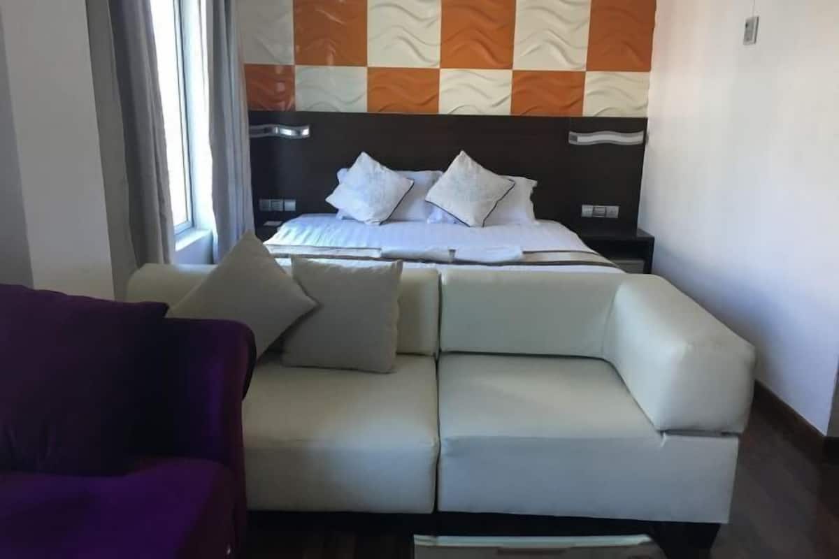 Peti besi dalam bilik, meja, seterika/papan seterika, Wi-fi percuma