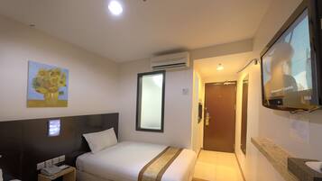 Standard Room, 2 Katil Bujang (Single), No Windows | Peti besi dalam bilik, meja, seterika/papan seterika, Wi-fi percuma