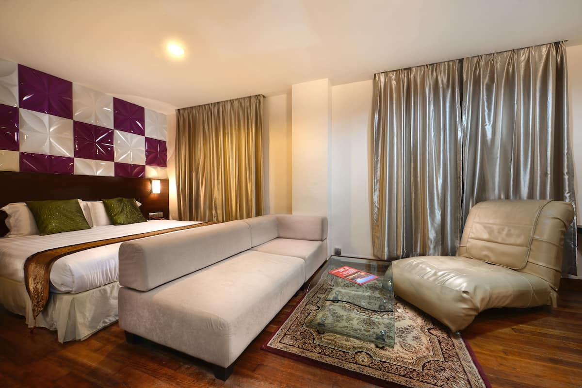 Junior suite, 1 kingsize bed | Een kluis op de kamer, een bureau, een strijkplank/strijkijzer