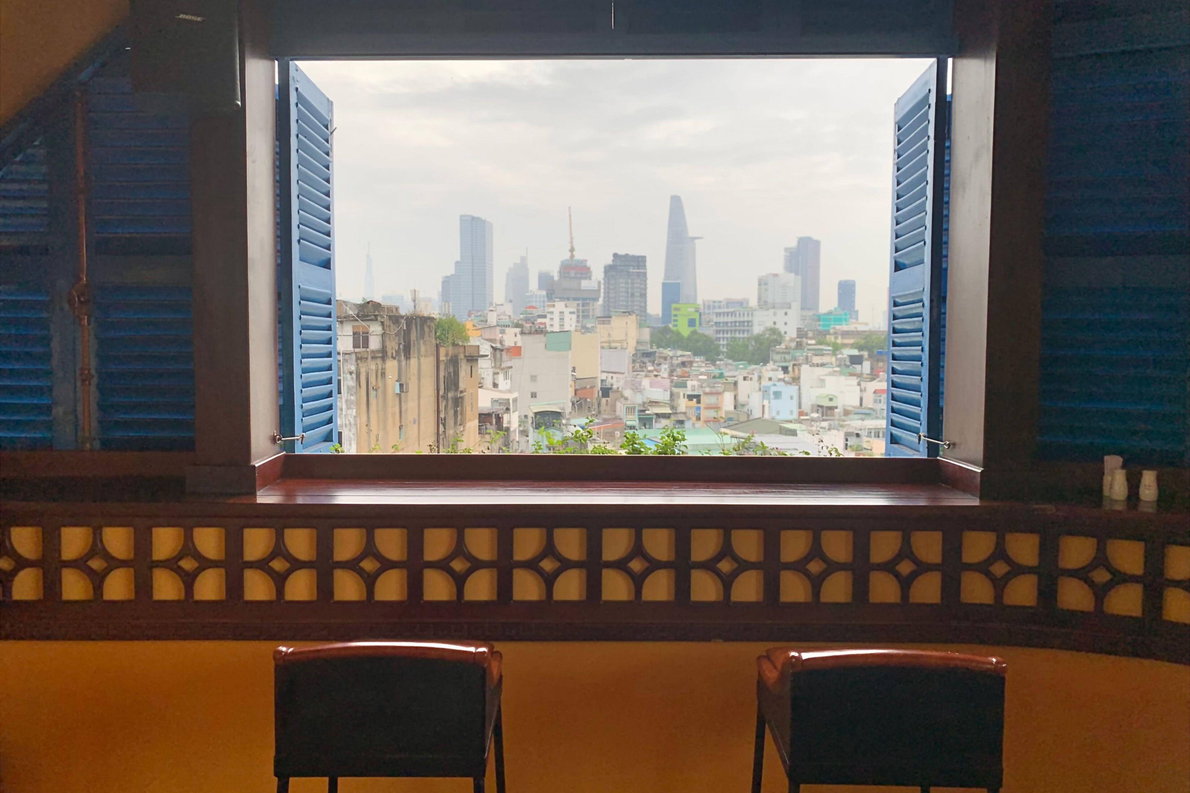 breakfast, lunch and dinner served