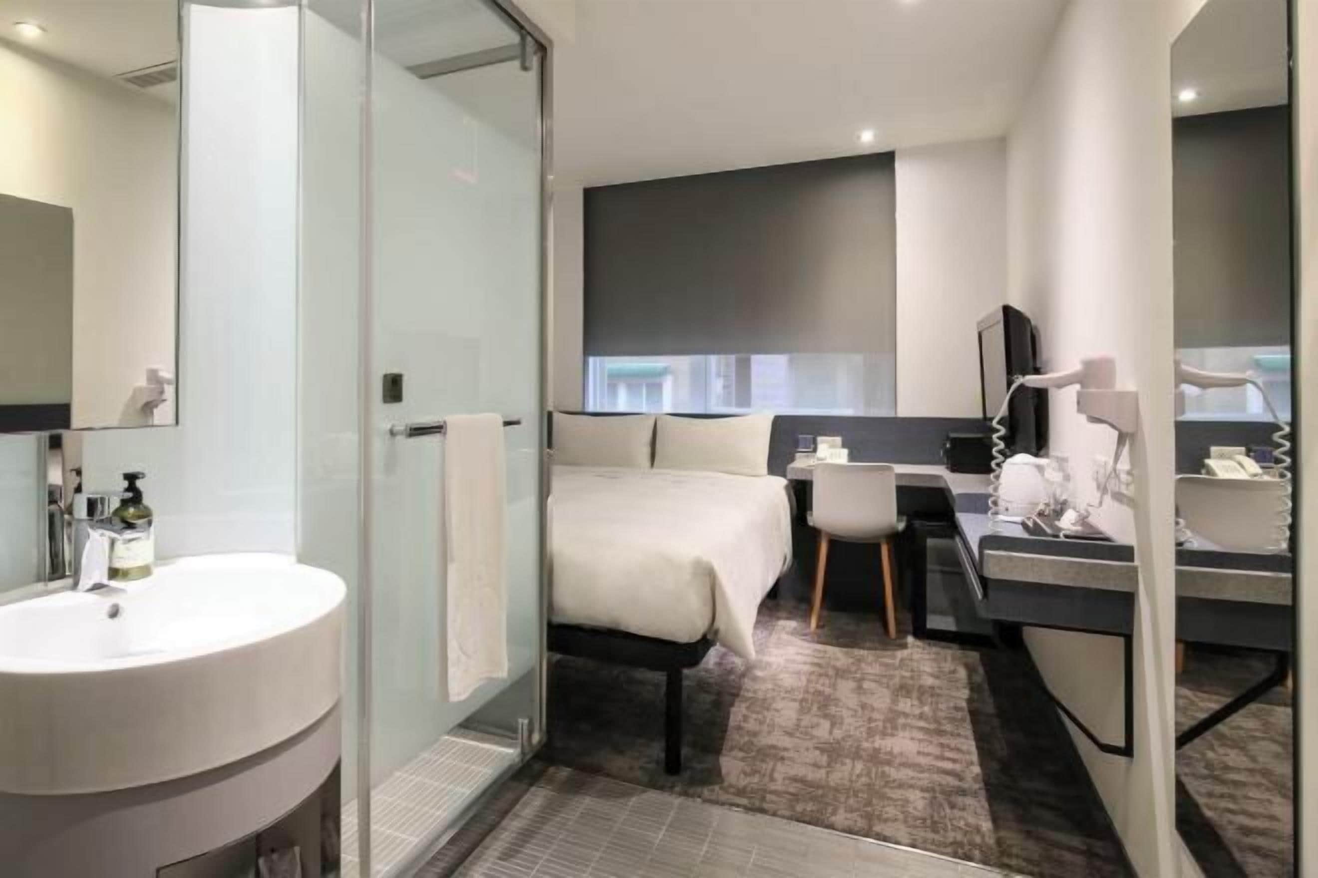 1 soverom, sengetøy av topp kvalitet, dundyner og minibar (inkludert)