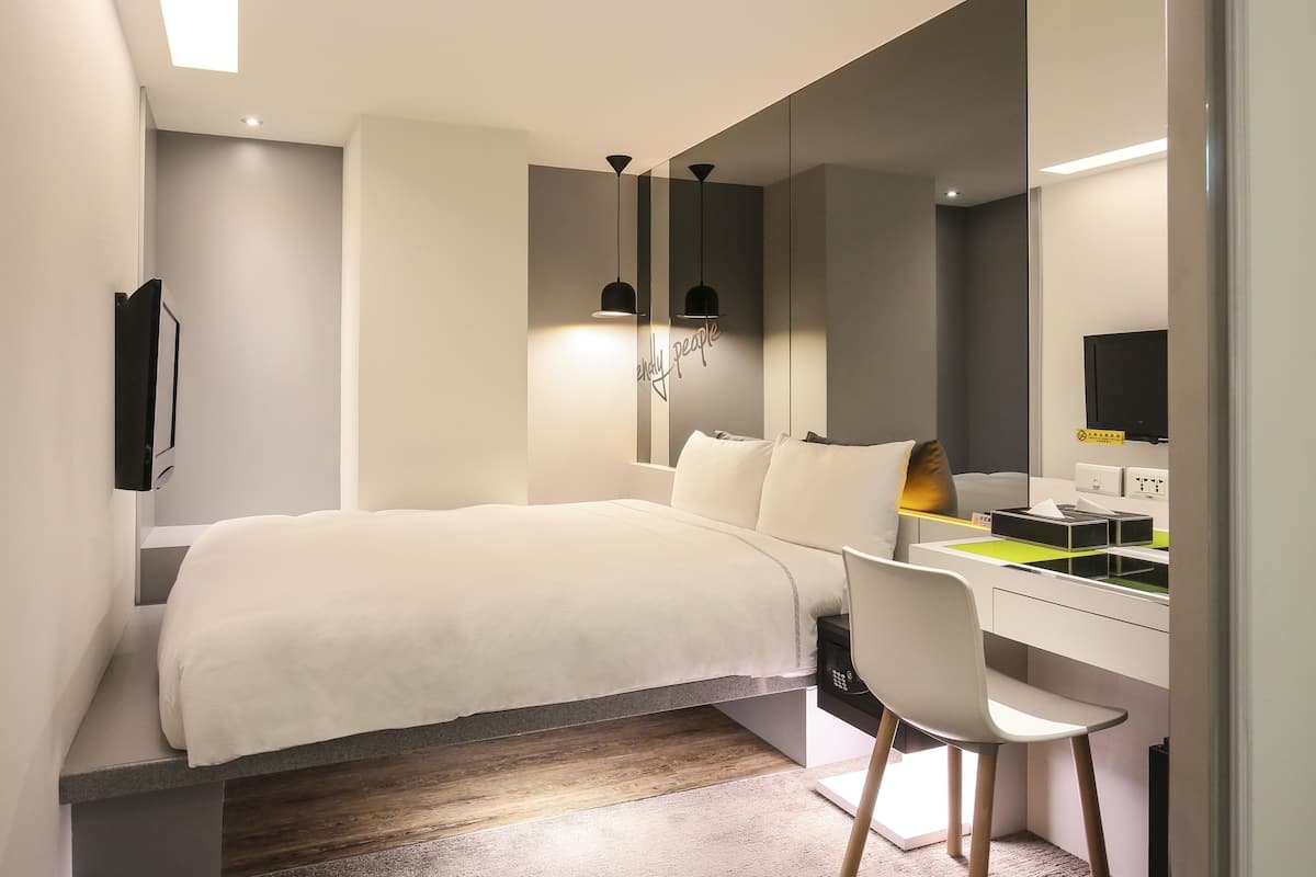 Eenvoudige kamer, 1 tweepersoonsbed (No Windows) | 1 slaapkamer, luxe beddengoed, donzen dekbedden, een gratis minibar
