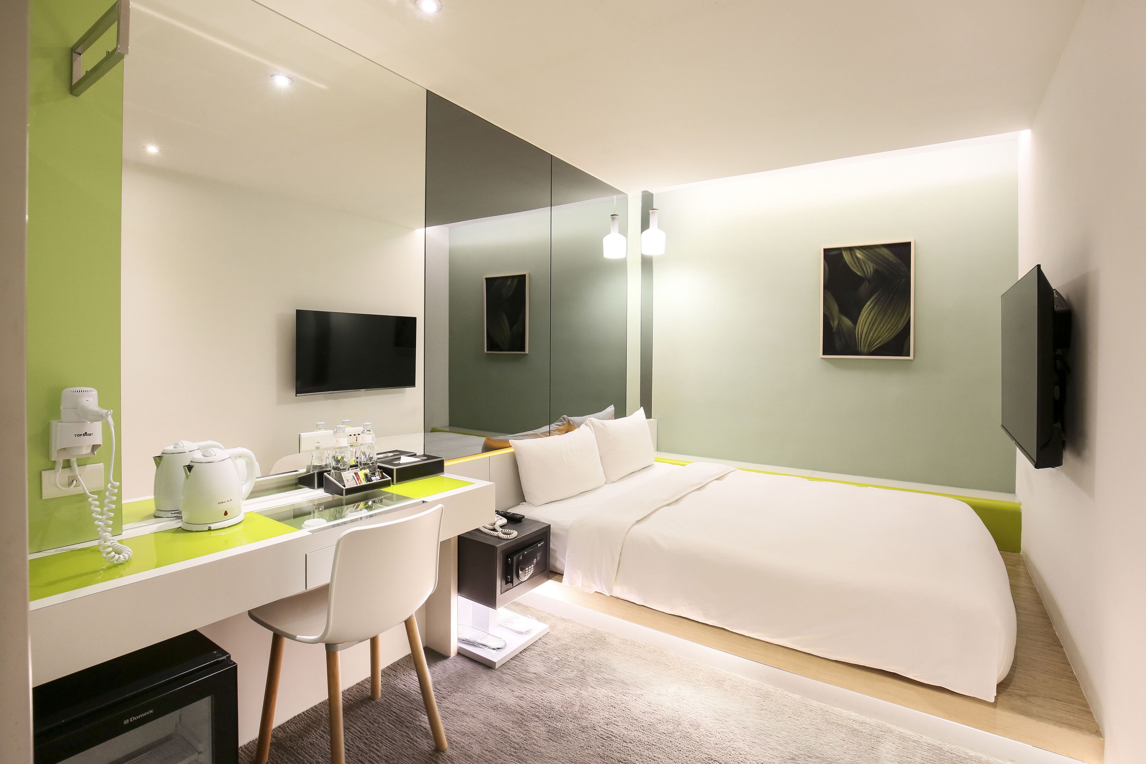 1 bedroom, premium bedding, down duvets, free minibar