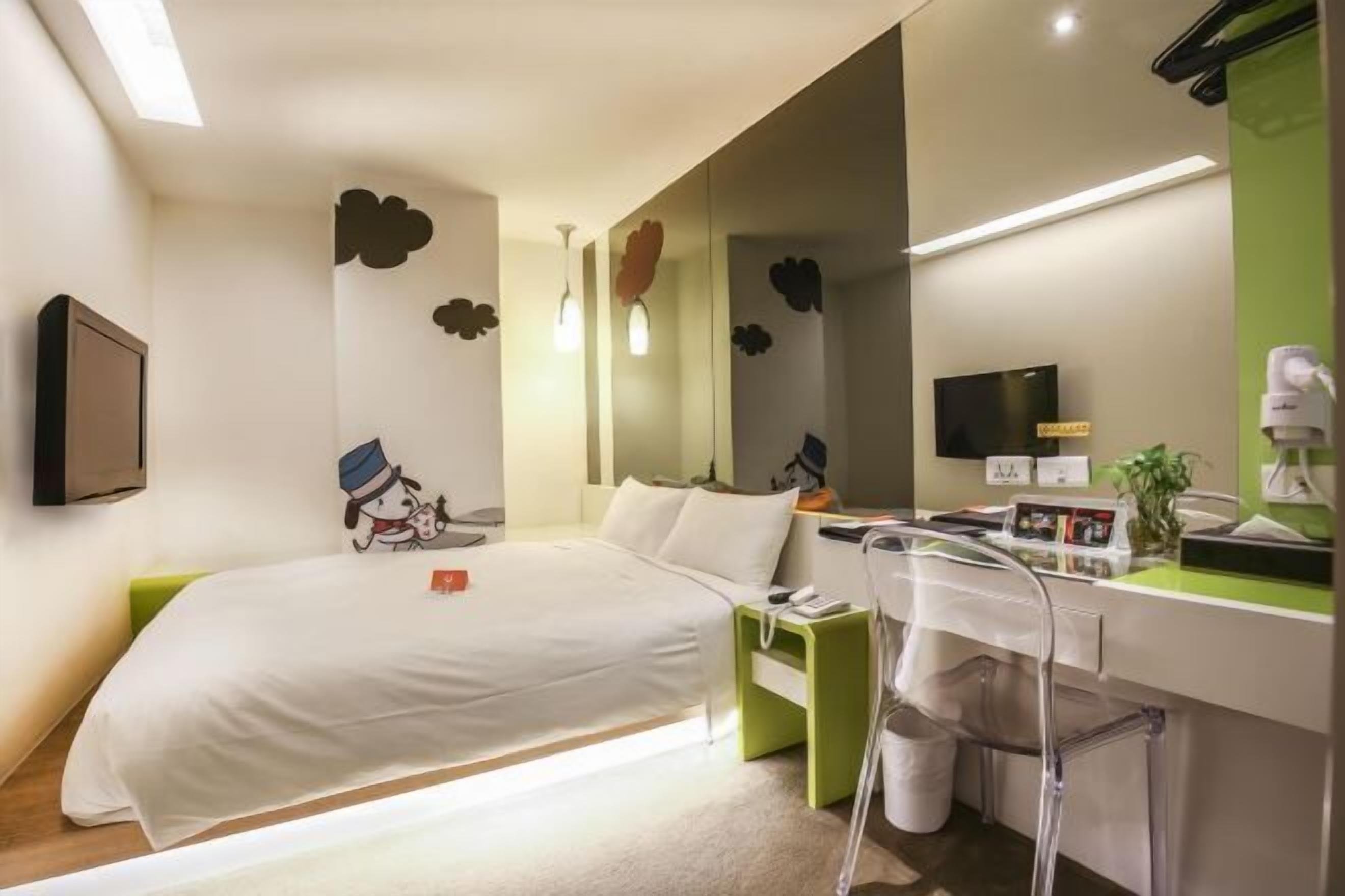 1 soverom, sengetøy av topp kvalitet, dundyner og minibar (inkludert)