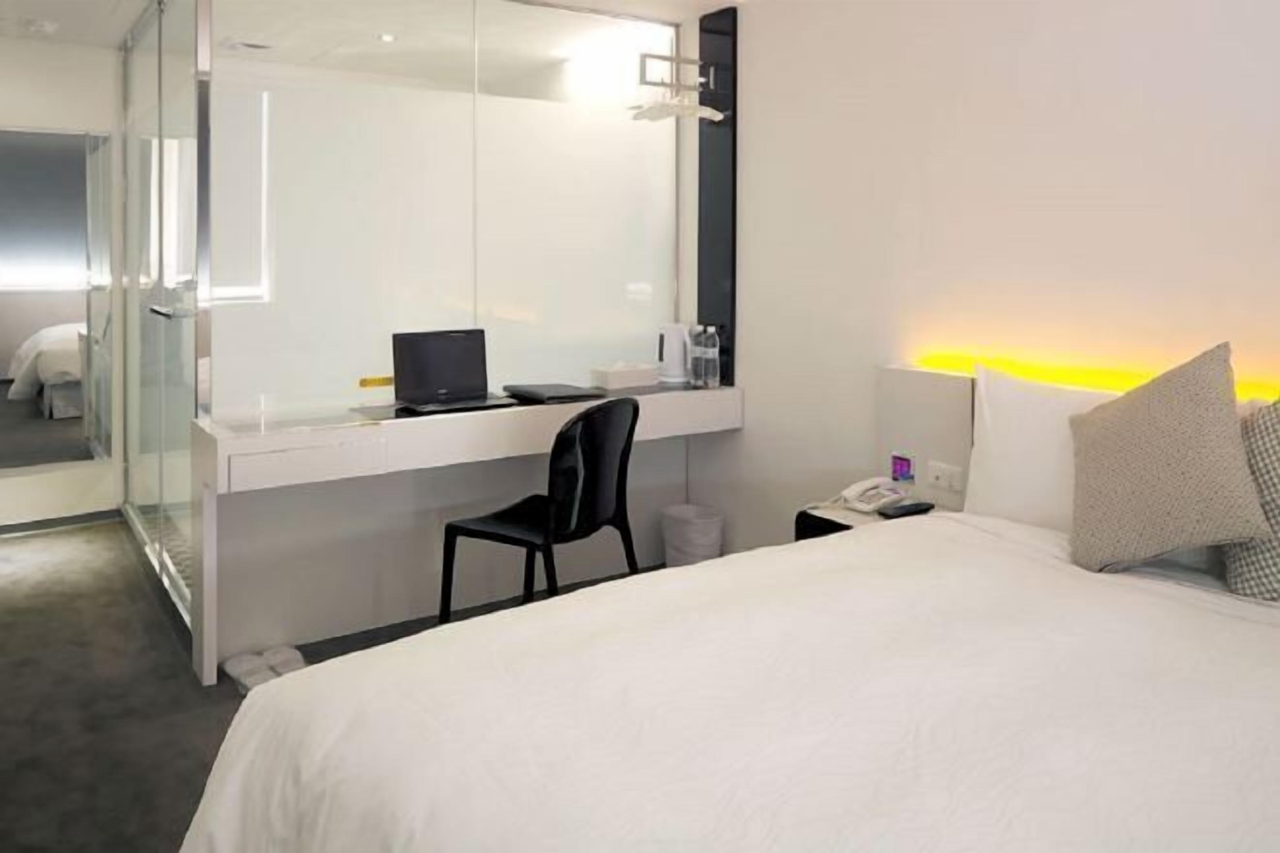 1 soverom, sengetøy av topp kvalitet, dundyner og minibar (inkludert)