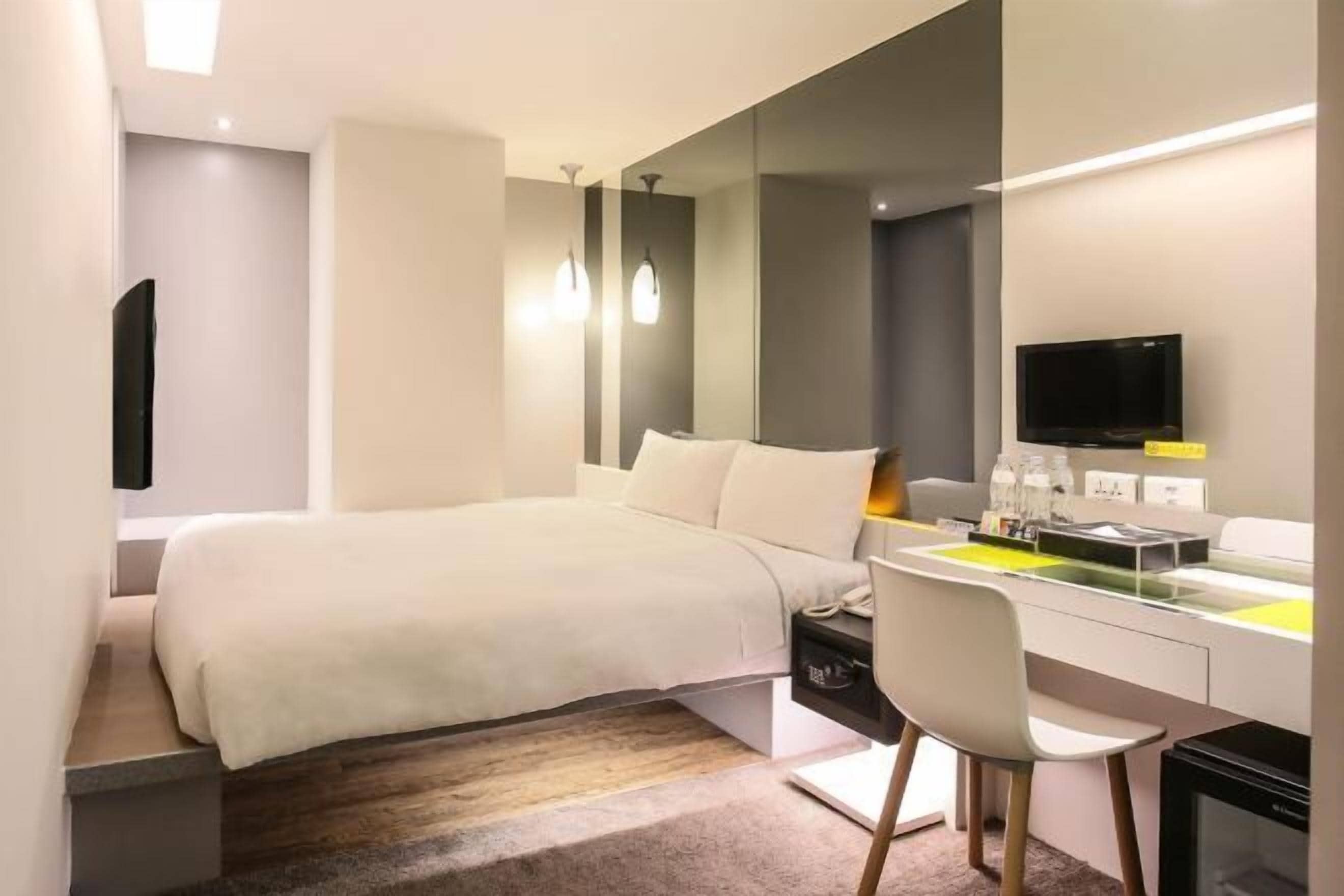 1 soverom, sengetøy av topp kvalitet, dundyner og minibar (inkludert)